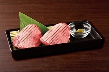 牛角の上タン塩、厚切りでジューシーな肉