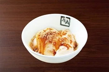 黒蜜ときなこがかかった牛角アイスバニラ
