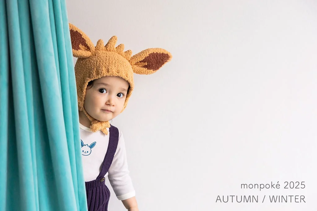 イーブイの帽子をかぶった赤ちゃん、モンポケ2025秋冬ルックブック
