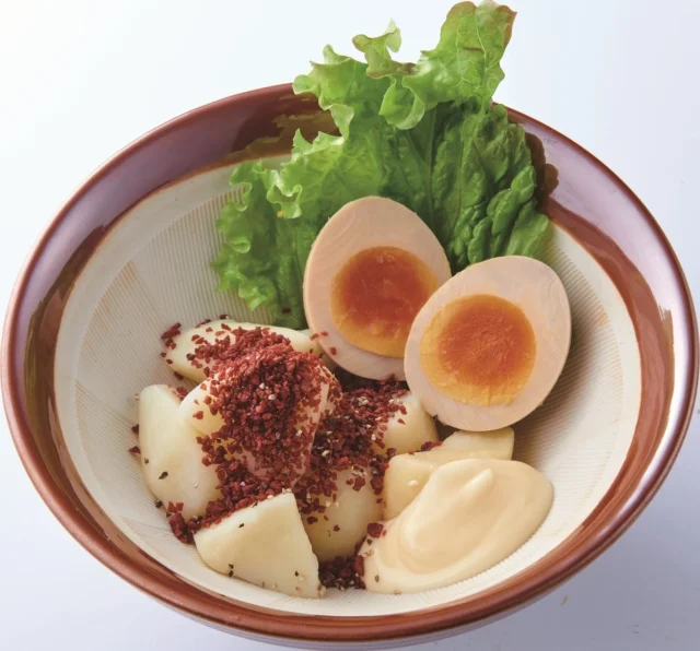 自分でじゃがいもをつぶして仕上げるポテトサラダ