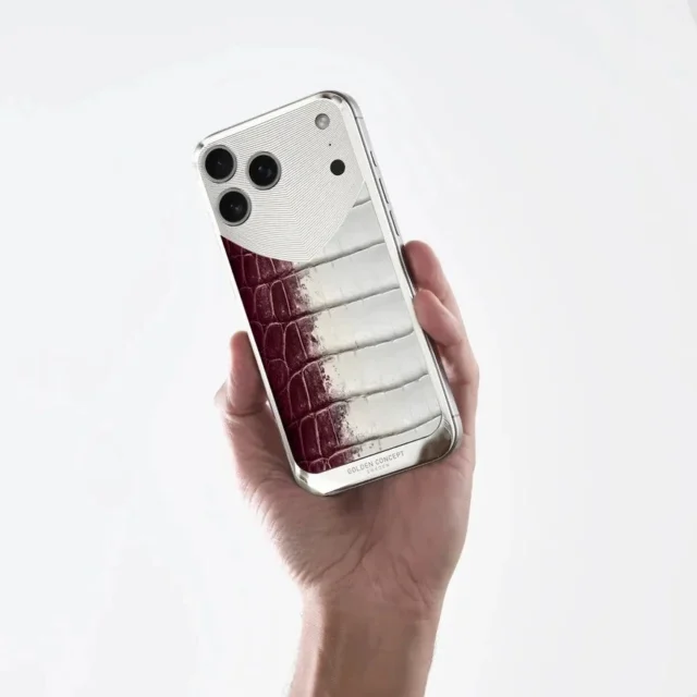 手に持つゴールデンコンセプトのマルーンアリゲーターiPhoneケース