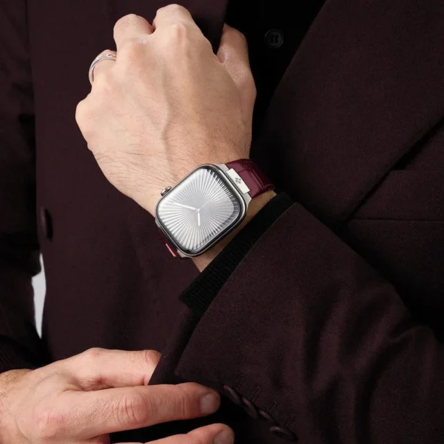 マルーンカラーのApple Watchストラップを装着した手元