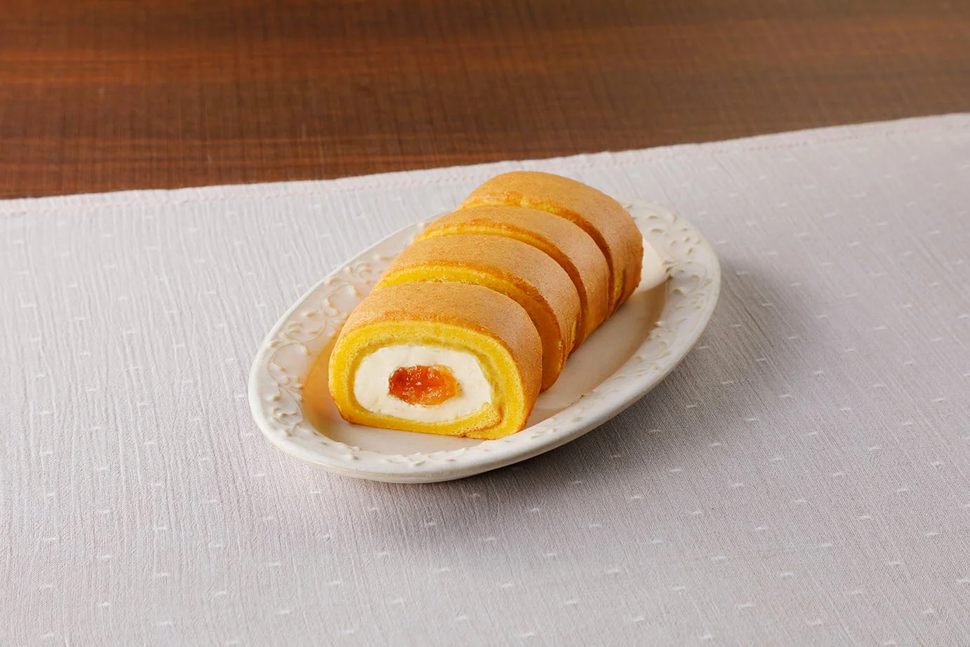 ポテトアップルパイ風もち食感ロールの断面、さつまいもあんとリンゴジャム