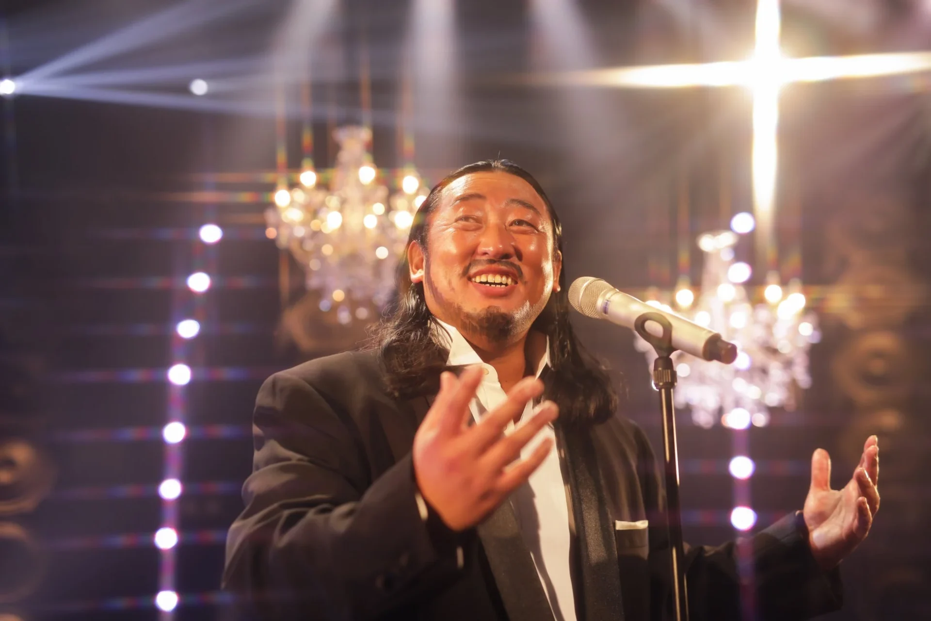 歌唱中のロバート秋山さん