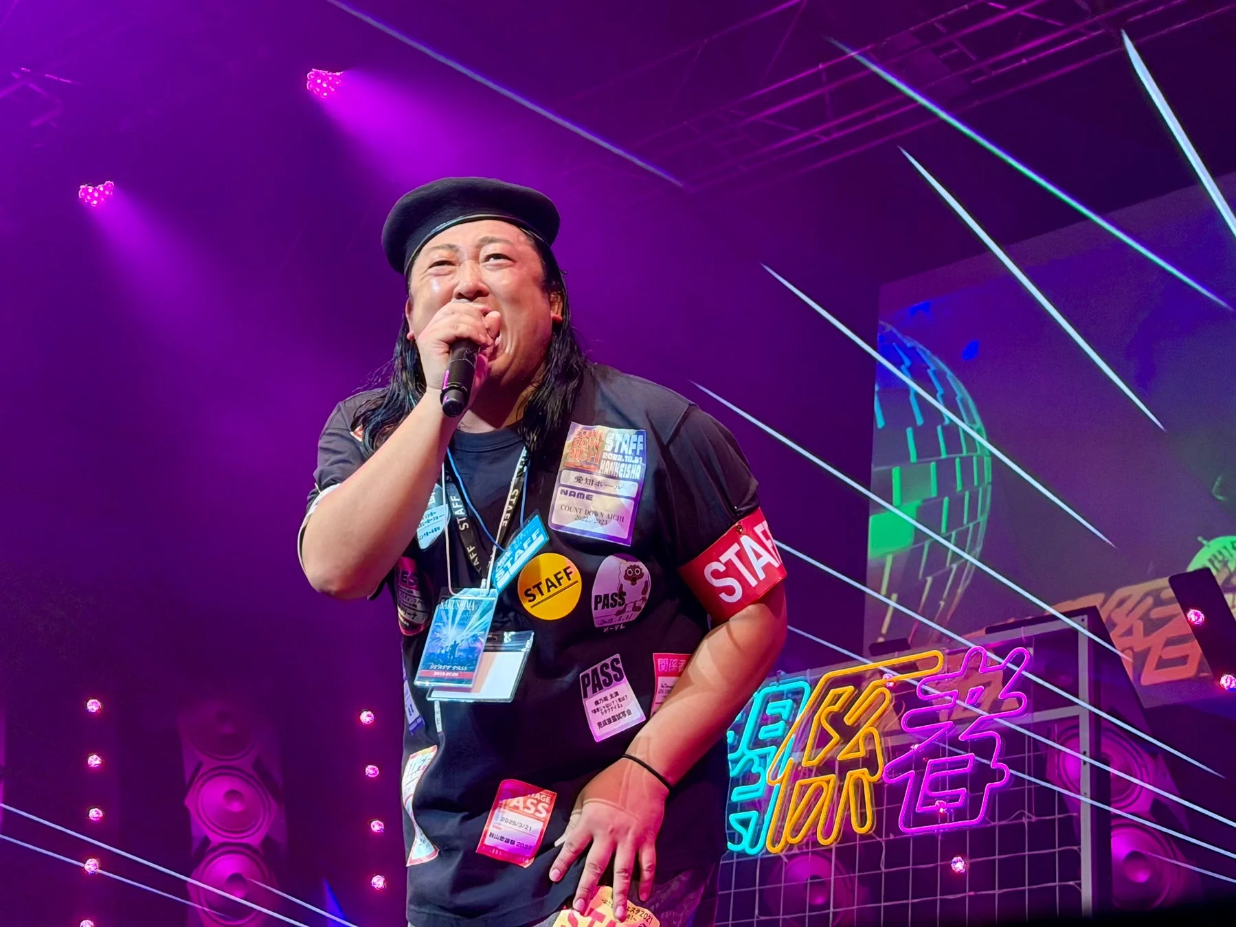 ライブステージで熱唱するロバート秋山さん