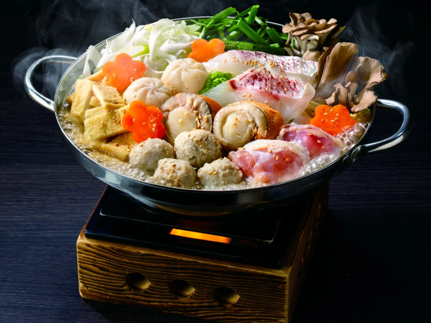 和食レストラン藍屋で提供される霧島ちゃんこ鍋