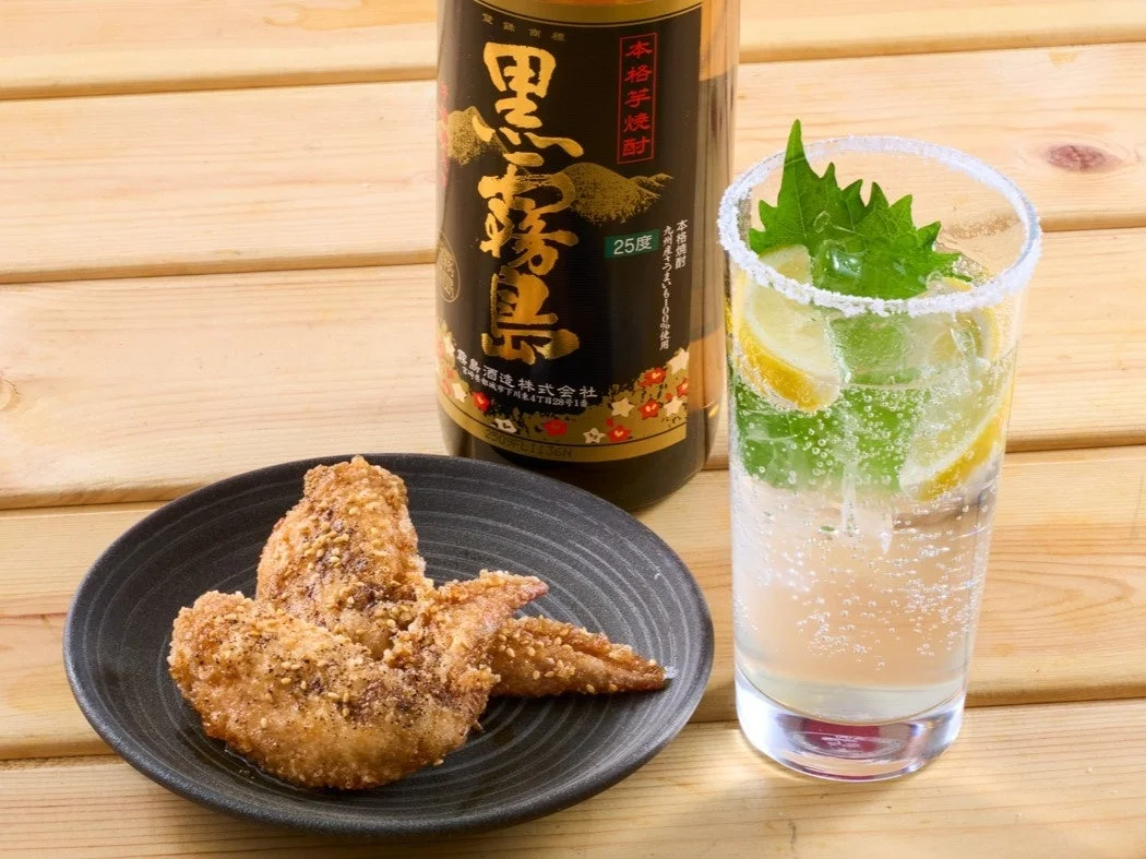 ちゃんこ鍋の出来上がりを待つ間に楽しめる手羽先唐揚げと清めの塩のしそレモンサワー