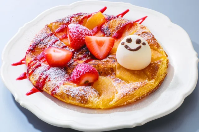 焼きたてりんごパイに雪見だいふくといちごを添えた「あったかひんやり！いちごと雪見だいふくとりんごパイ」