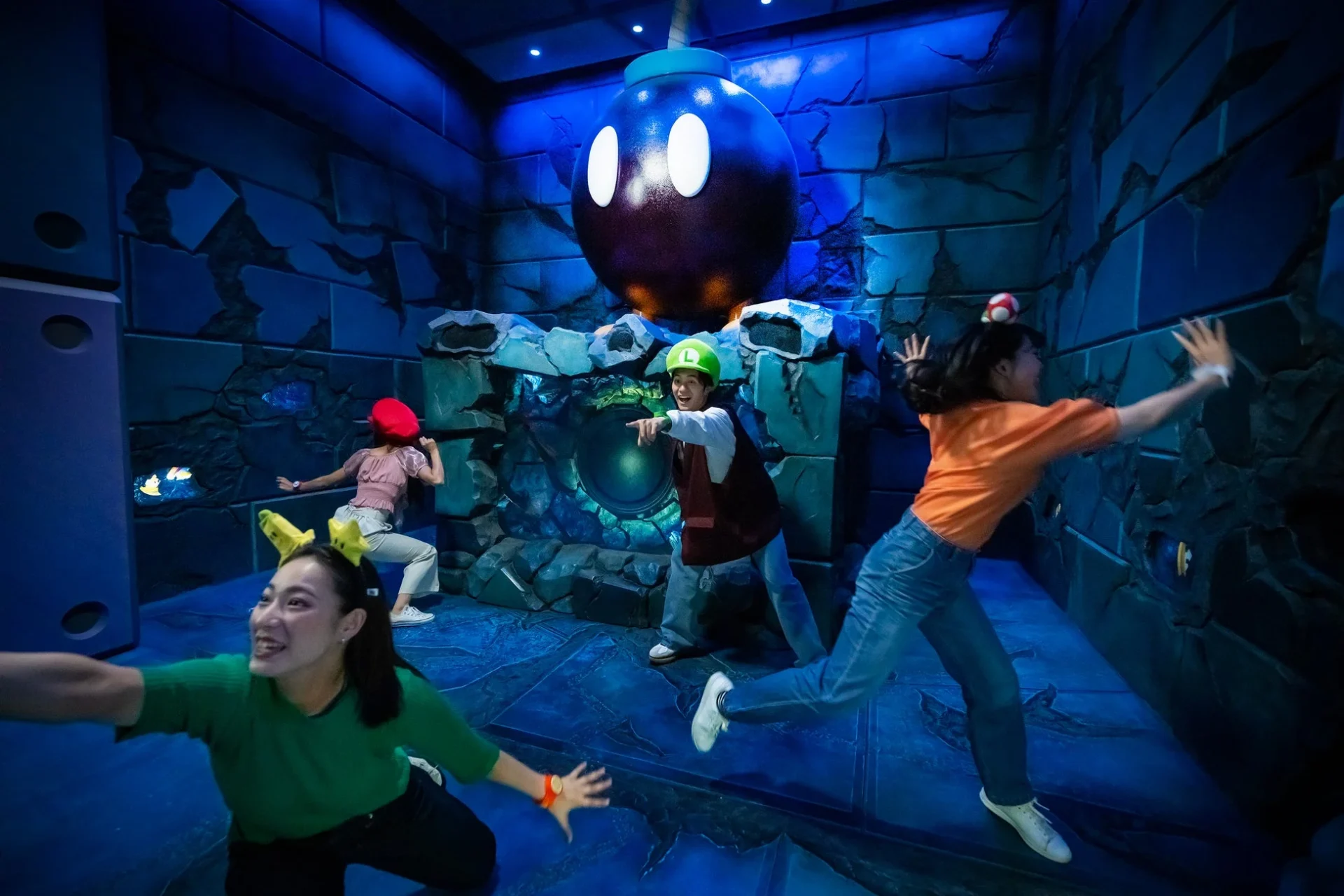 ドンキーコング・カントリーのクレイジー・トロッコで遊ぶゲストたち