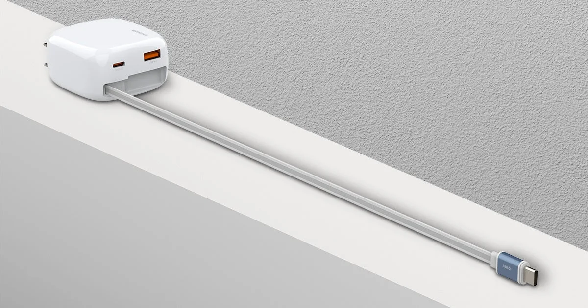 最長65cmまで引き出されたCHARGE GEAR INTEG REEL 65のUSB-C巻取ケーブル