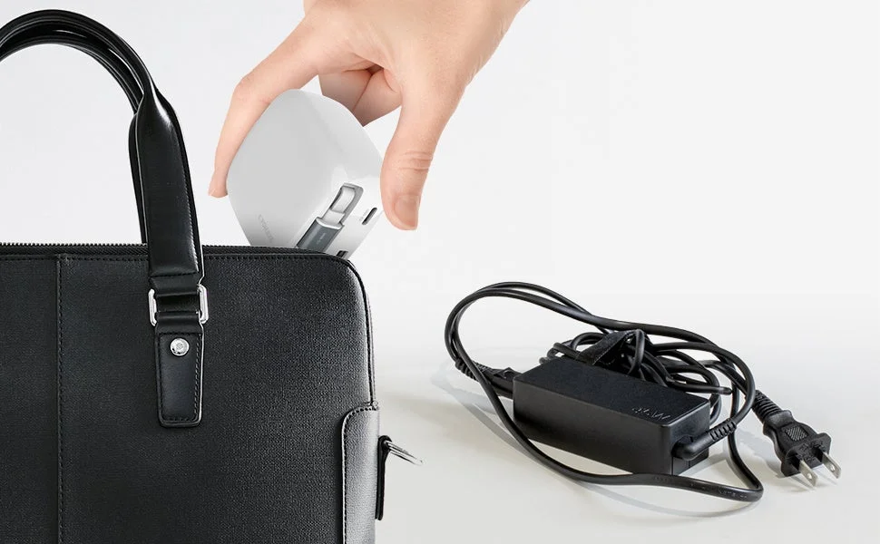 軽量かつ小型でバッグへの収納が簡単なCHARGE GEAR INTEG REEL 65と従来のACアダプター