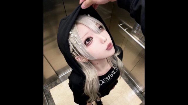 ふんわり癒し系ゴス！　刹那ゆら、黒パーカーと白髪でクールキュートな一枚を公開