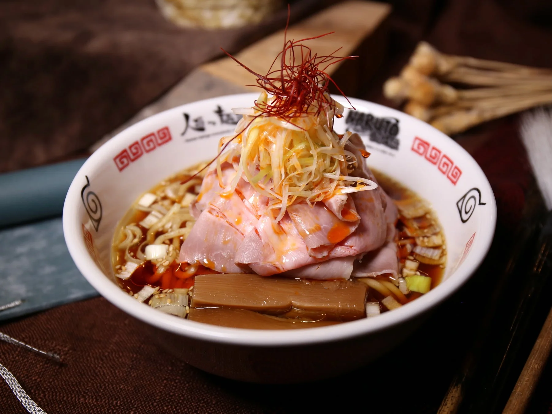 サスケの得意忍術「火遁・豪火球の術」をイメージした旨辛醤油ラーメン