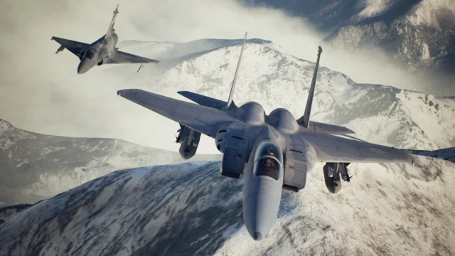 『ACE COMBAT 7: SKIES UNKNOWN』の雪山を飛行する戦闘機のゲーム画面