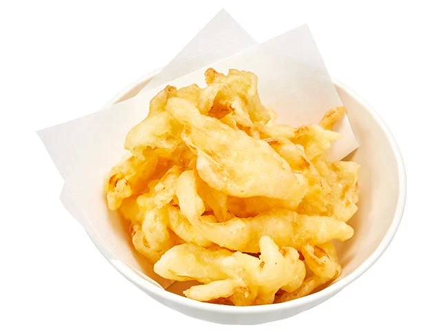 白い器に盛られた甘ガリの天ぷら。