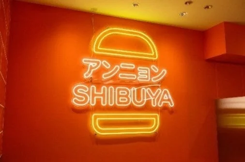 マムズタッチ店内のSHIBUYAネオンサイン