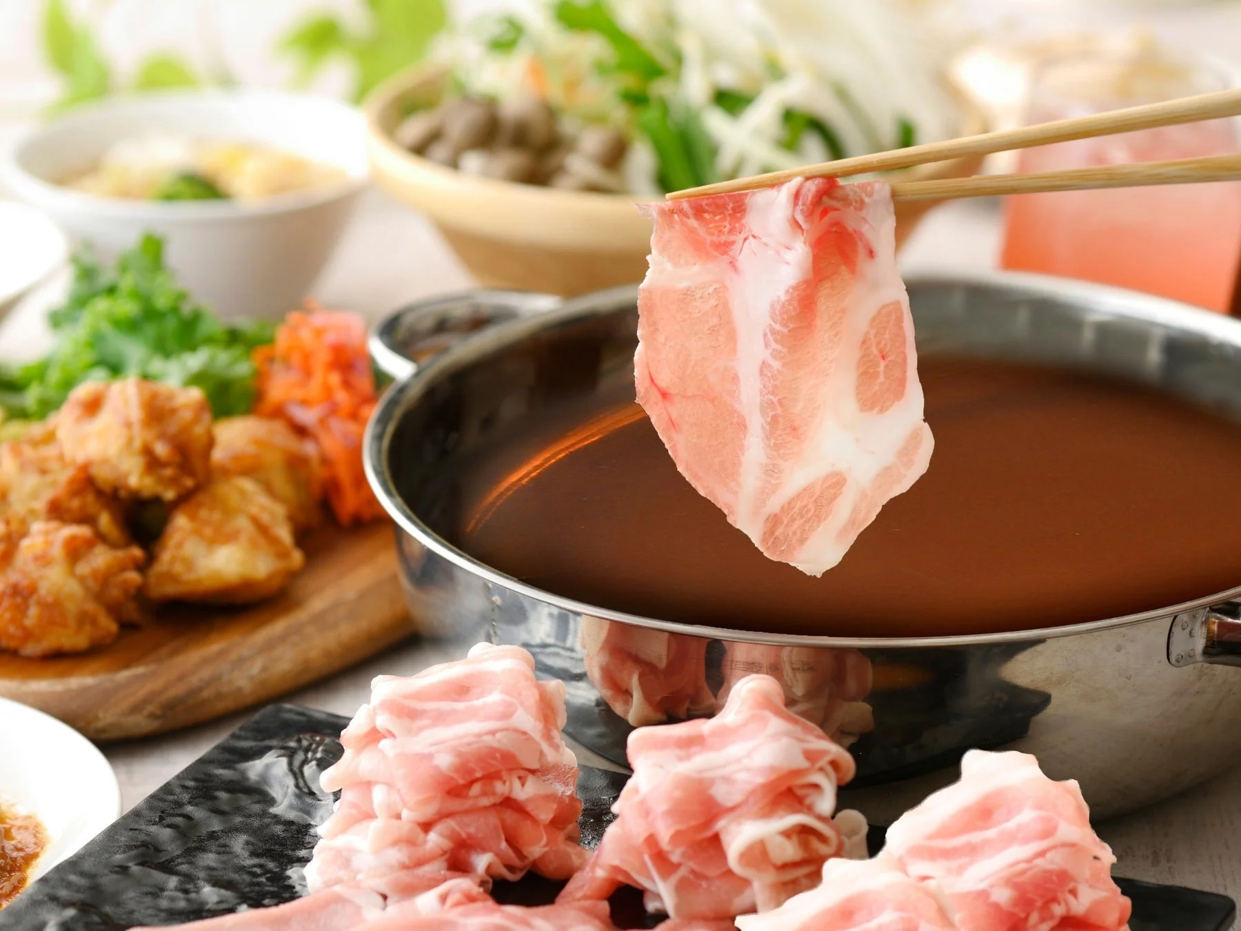しゃぶしゃぶ鍋で調理される豚肉