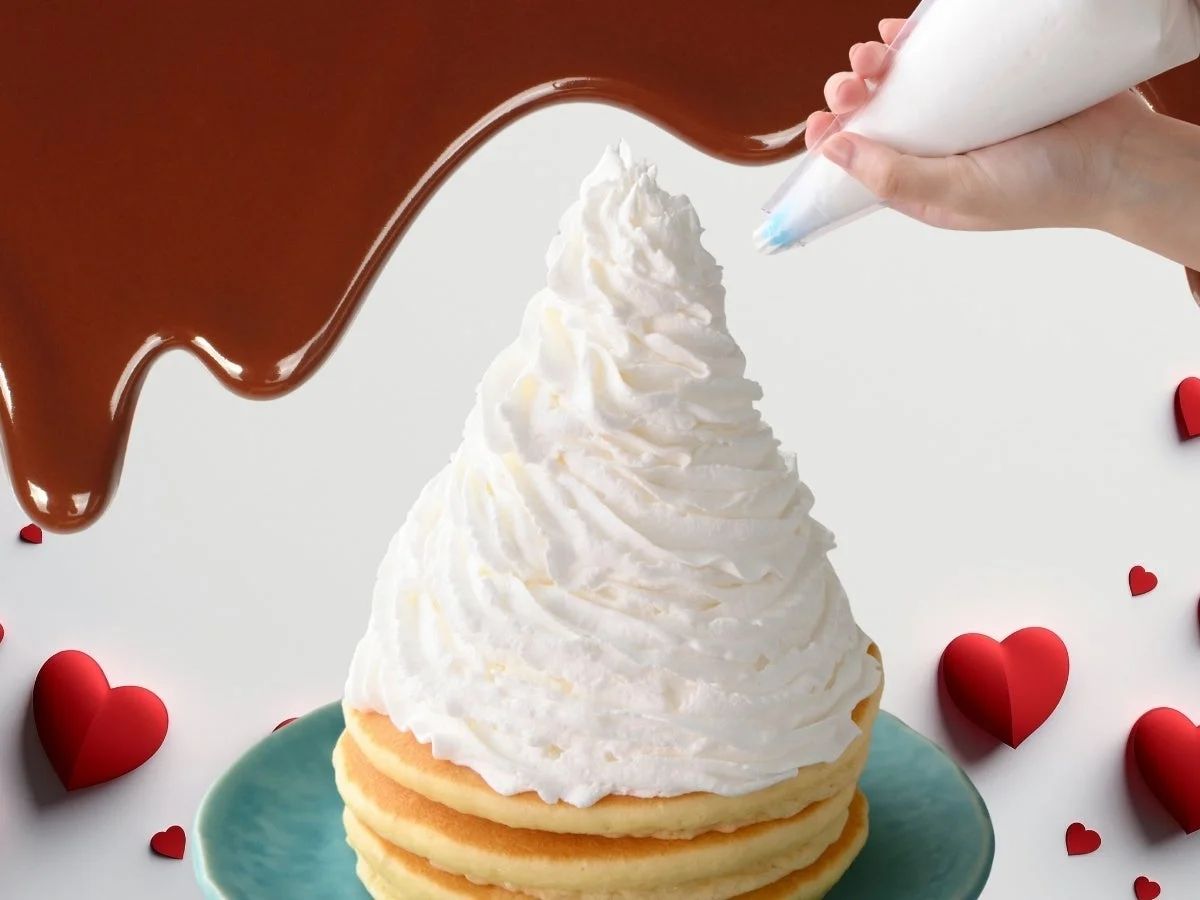 自分でホイップクリームを絞ってパンケーキをデコレーションする様子