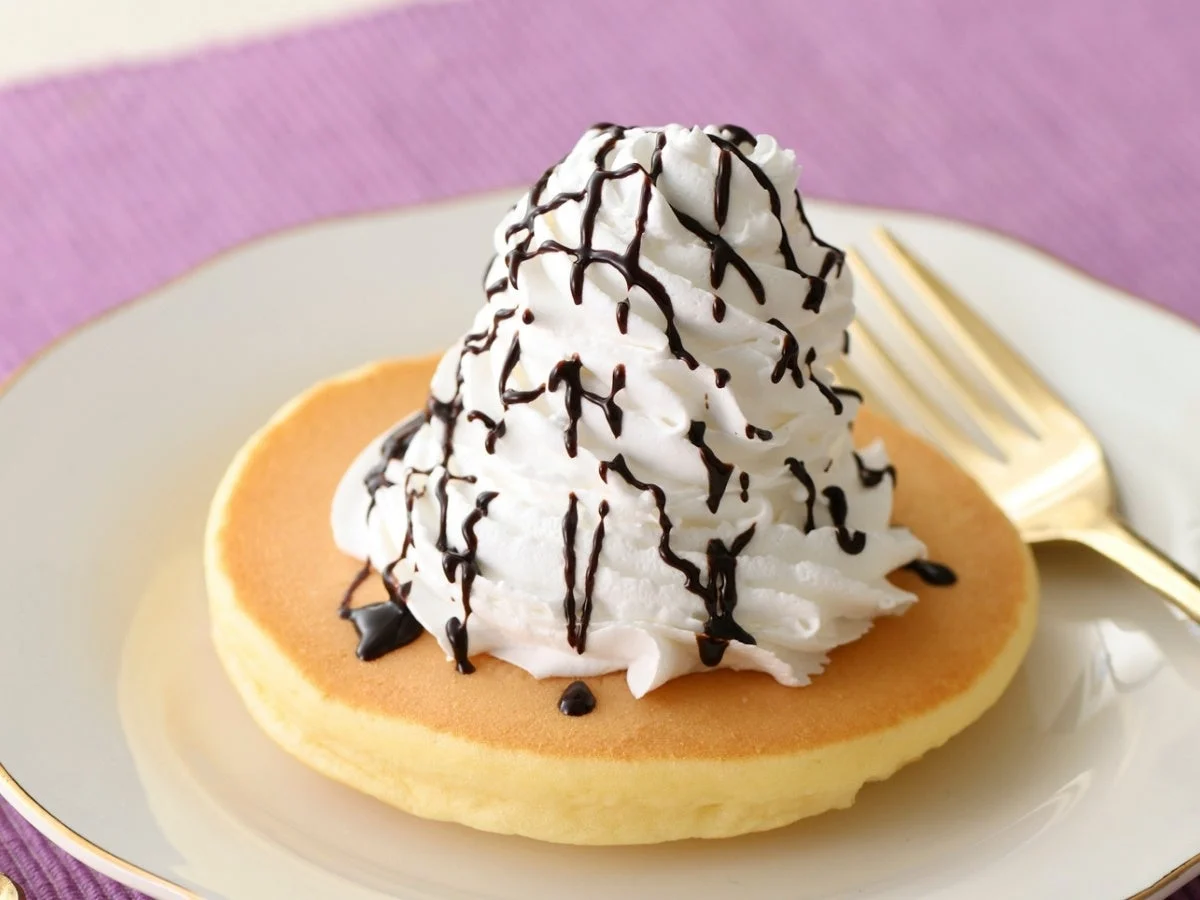 チョコソースがたっぷりかかったホイップクリームパンケーキ