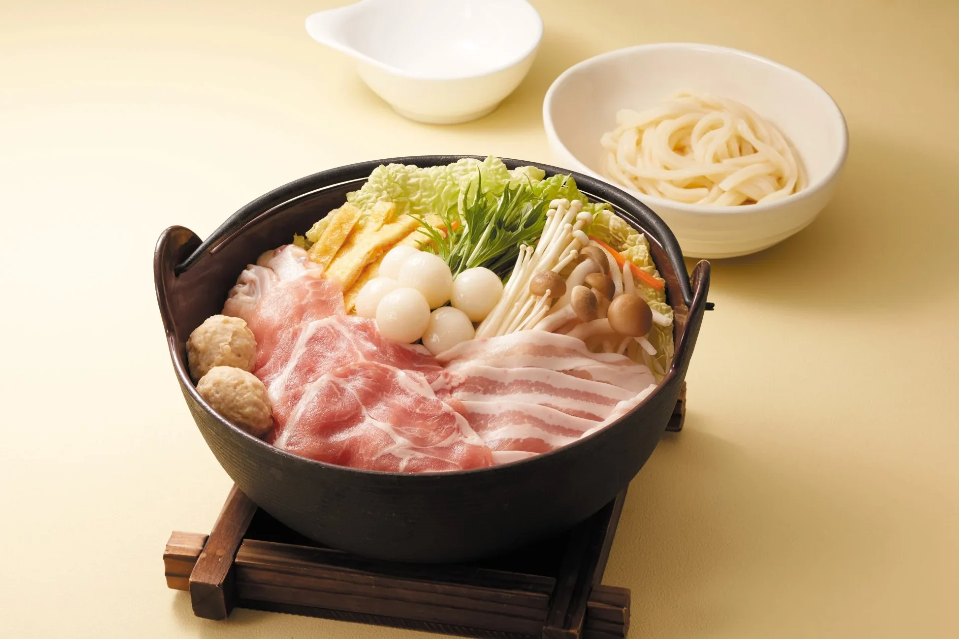 白味噌仕立ての豚肉と野菜のお鍋の盛り付け