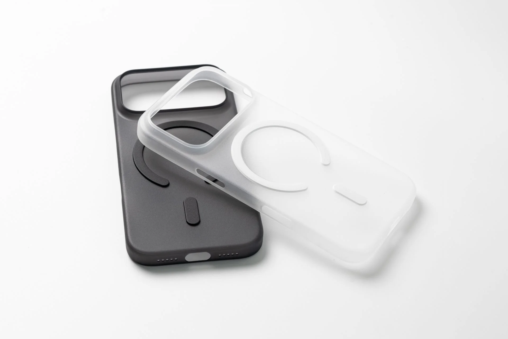 超薄型ケース「THE FROST AIR」のアイスホワイトとスモークブラック