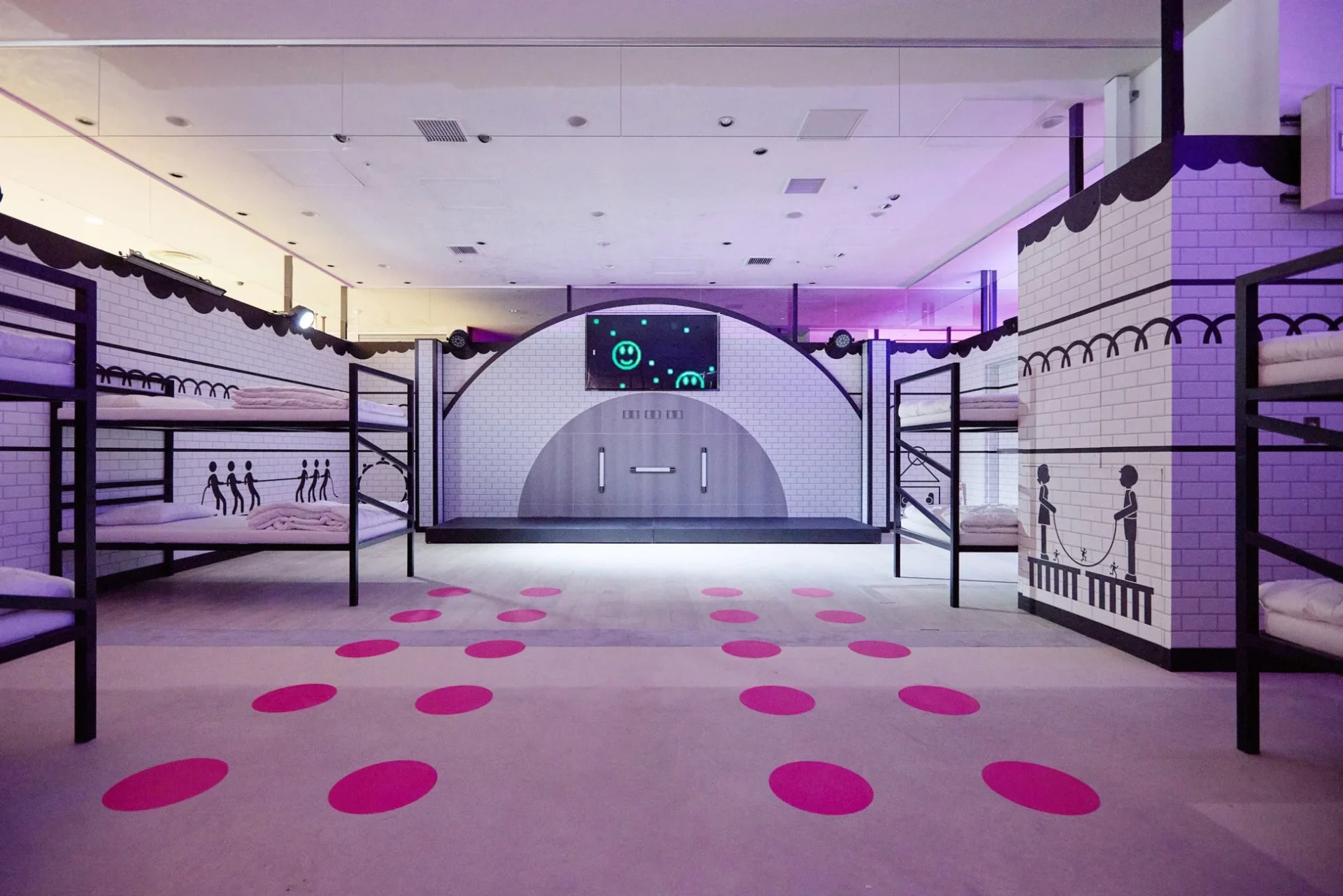 2段ベッドが並び作中の寮を再現した「BANK ROOM」