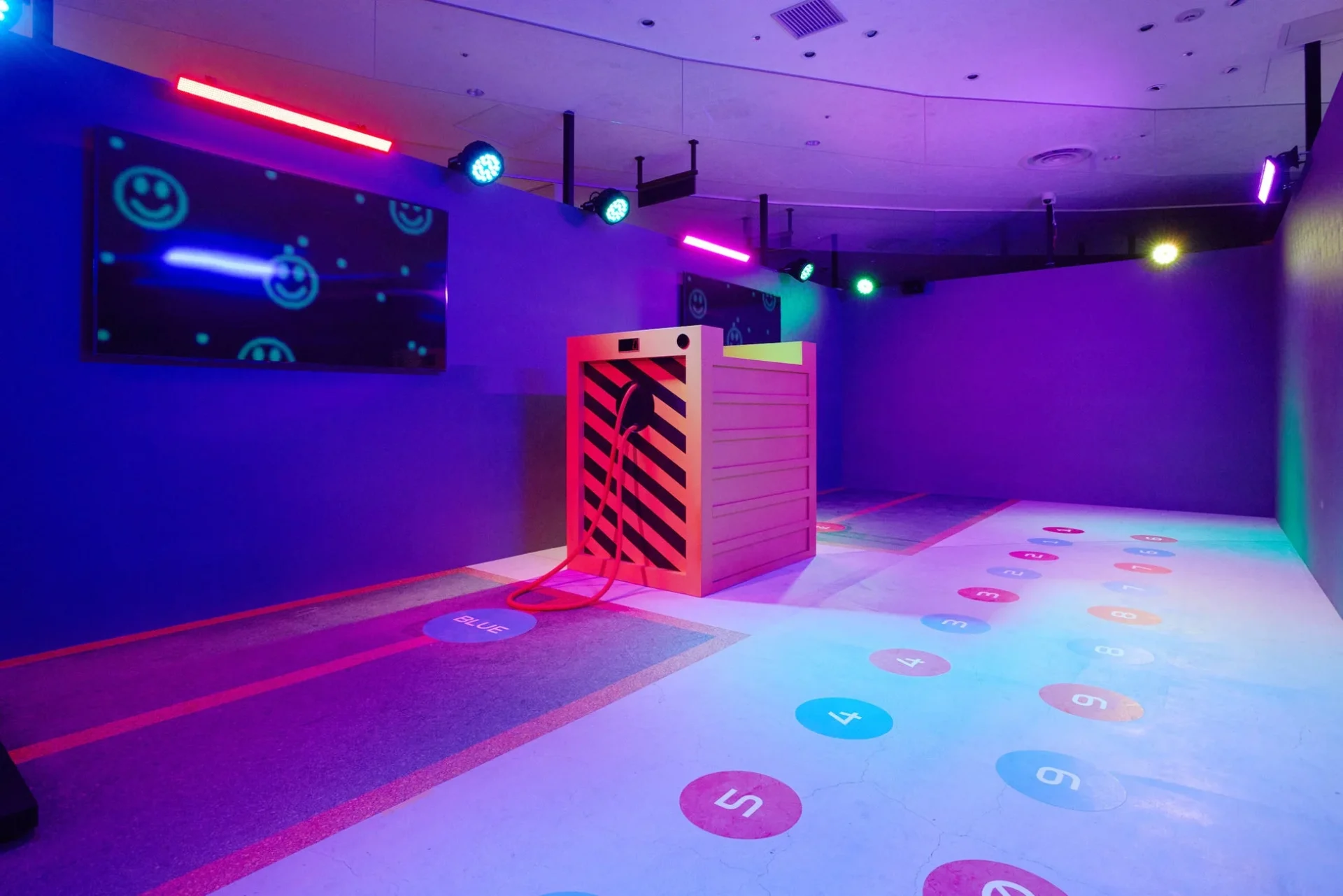 綱引きゲームが行われる青と赤のチームカラーが特徴的なエリア