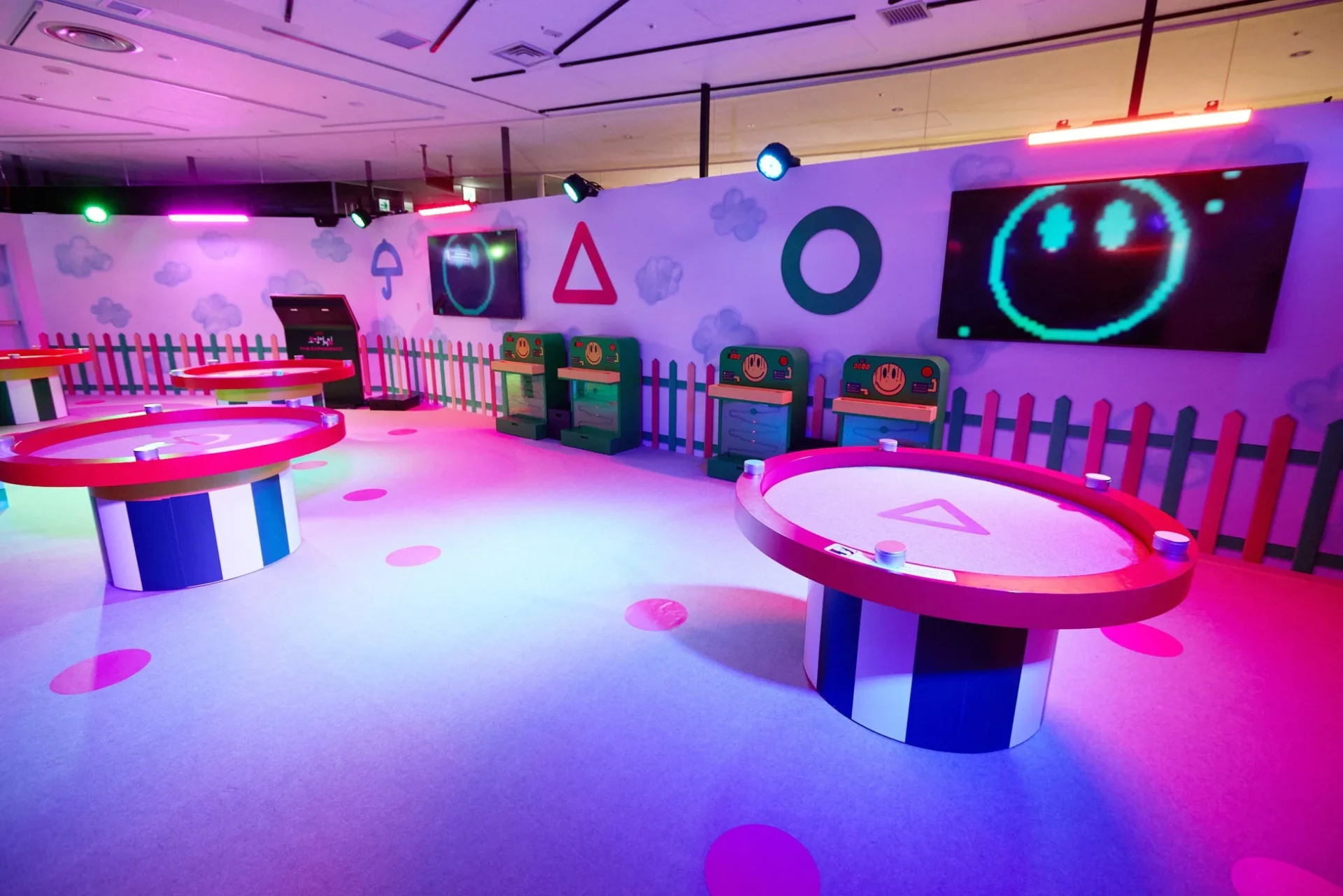 ビー玉を使ったゲームが行われるカラフルな幼稚園のような空間