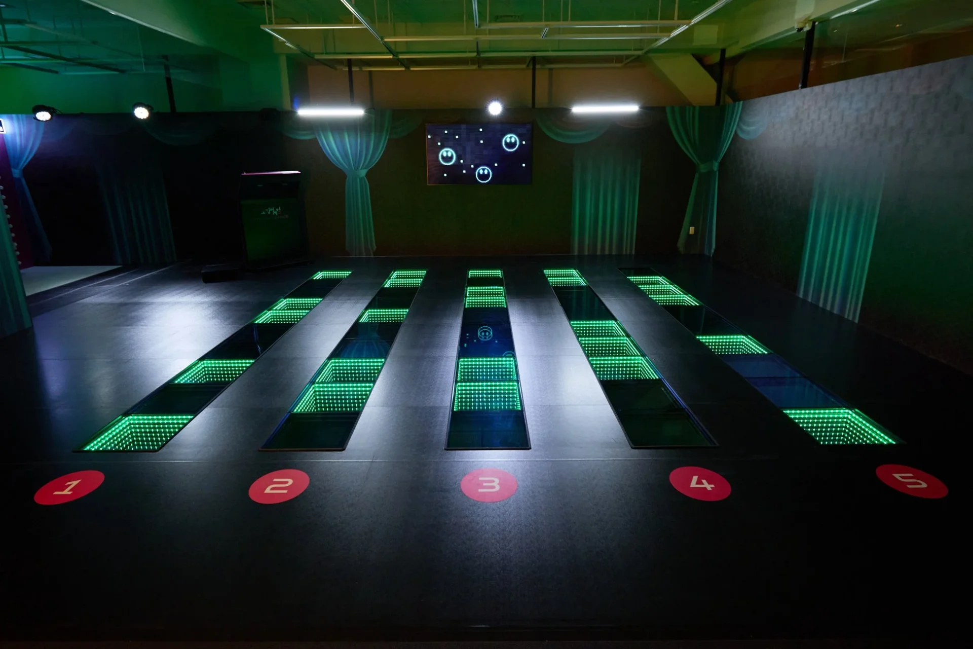 安全なタイルを記憶して進む「ガラスの橋」ゲームエリア