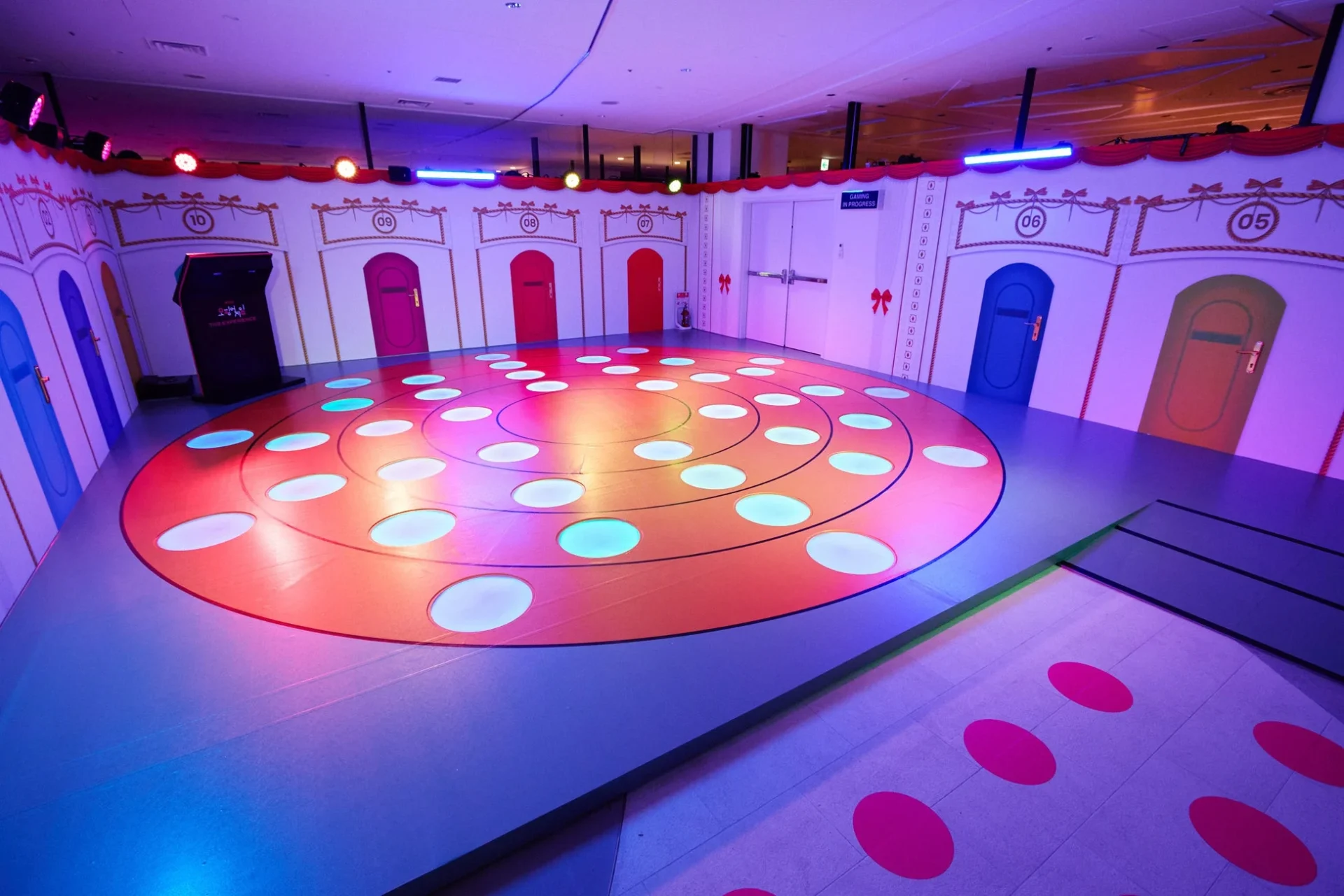 点灯したプラットフォームに乗る椅子取りゲームの会場