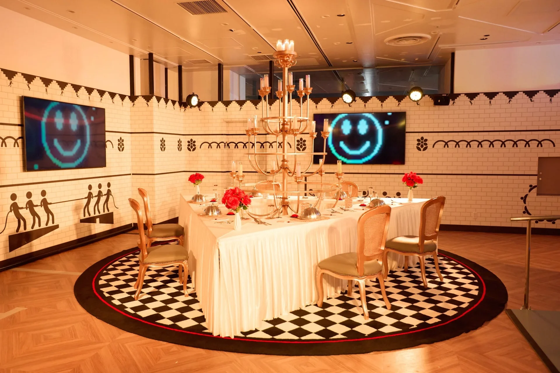 厳かな雰囲気で「最後の晩餐」を再現したファイナルゲームの部屋