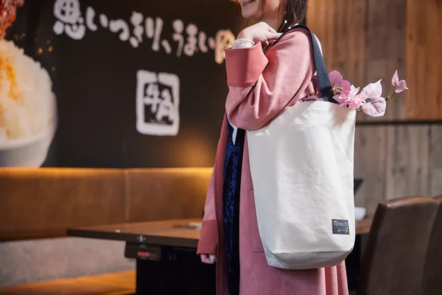 牛角「肉の日福袋」オリジナルキャンバストートバッグの使用イメージ