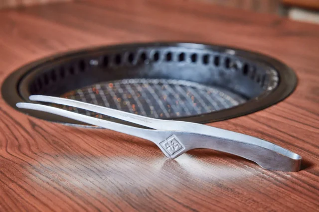 肉を挟む部分がテーブルに触れない牛角オリジナルトング