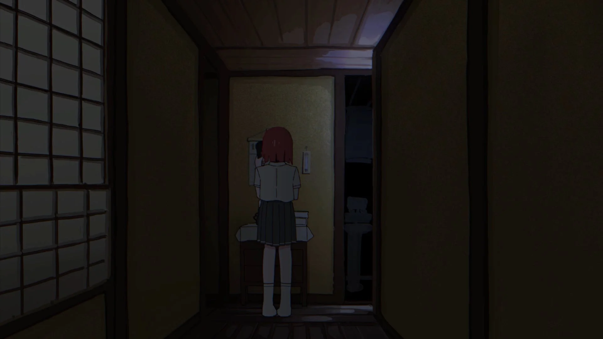 「お姉ちゃんごっこ」アニメ場面カット：暗い廊下に立つ日暮紅