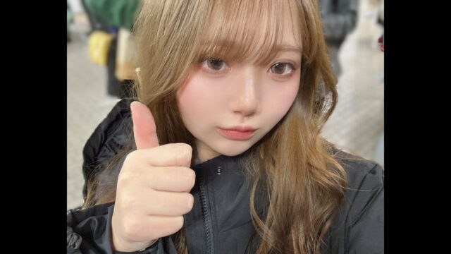 コスプレイヤーのオンとオフ！　りま、黒いナイロンジャケット姿でカジュアルな日常を披露