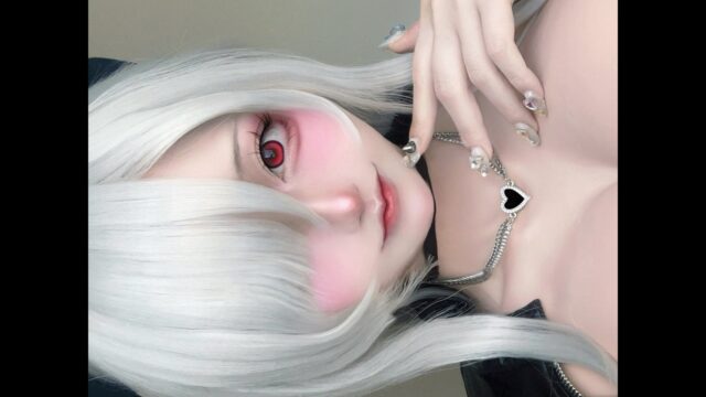 妖艶な赤い瞳が引き込む！　そらお、『勝利の女神：NIKKE』シンデレラのコスプレ写真を公開