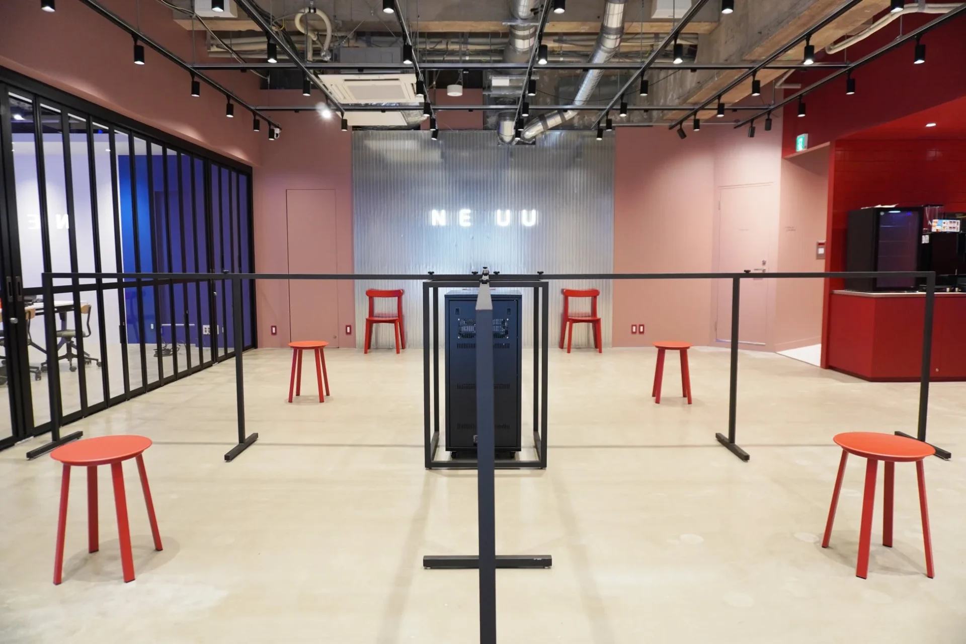 XR作品を楽しめるNEUUの体験スペース