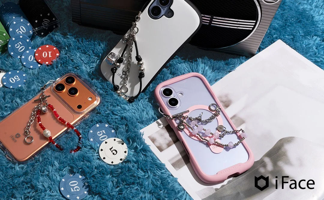 iFace Phoneチャームを装着したスマートフォン3台のイメージ写真