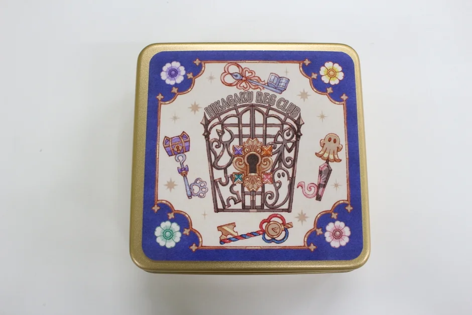 光ヶ峰学園リアル脱出ゲーム部presents ひかがくヒラメキBOXの缶デザイン