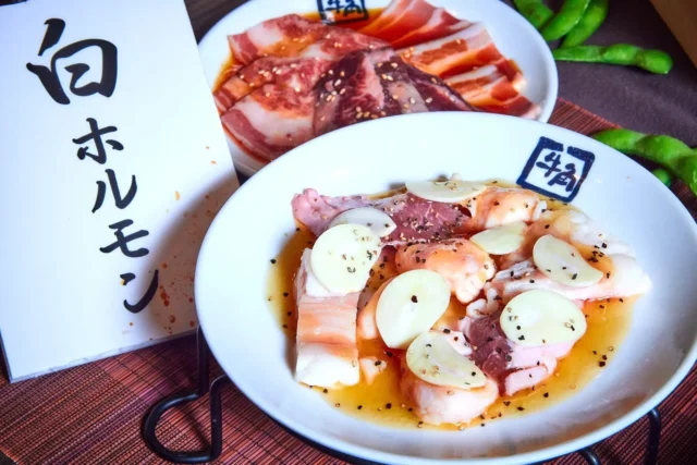 牛角「焼肉酒場セット」の白MIXホルモンと定番焼肉盛り。