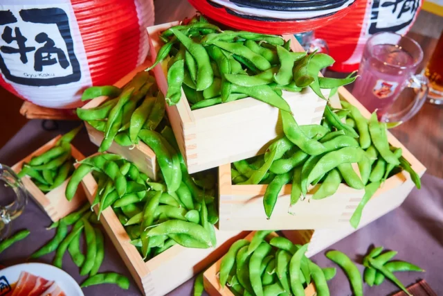 牛角「焼肉酒場セット」で提供される食べ放題の枝豆が升に山盛り。