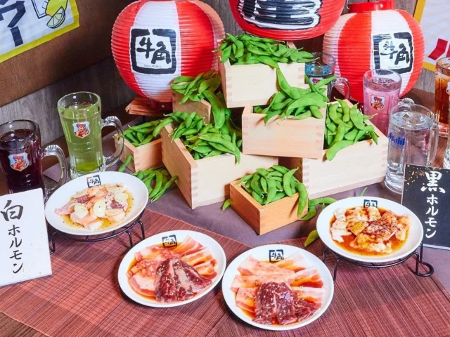 牛角「焼肉酒場セット」の試食会で提供された料理とドリンクの全体セッティング。