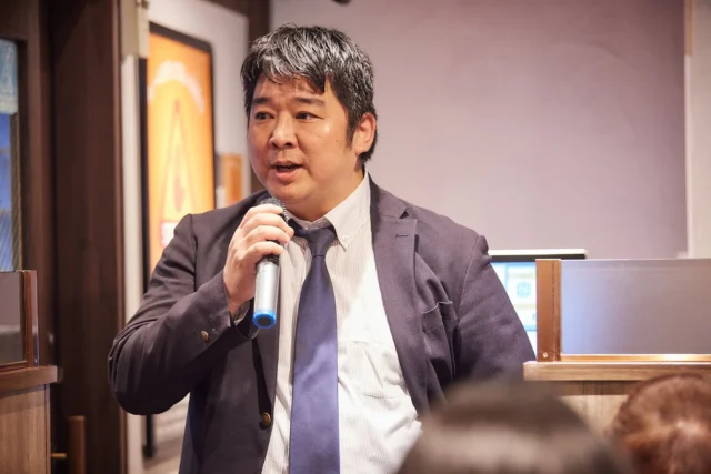 牛角メニュー開発部の秋元伸啓部長が今後の展開について説明する様子。