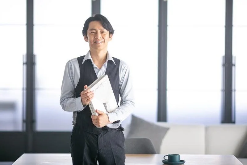 自己肯定感の第一人者、心理カウンセラーの中島輝氏のポートレート。