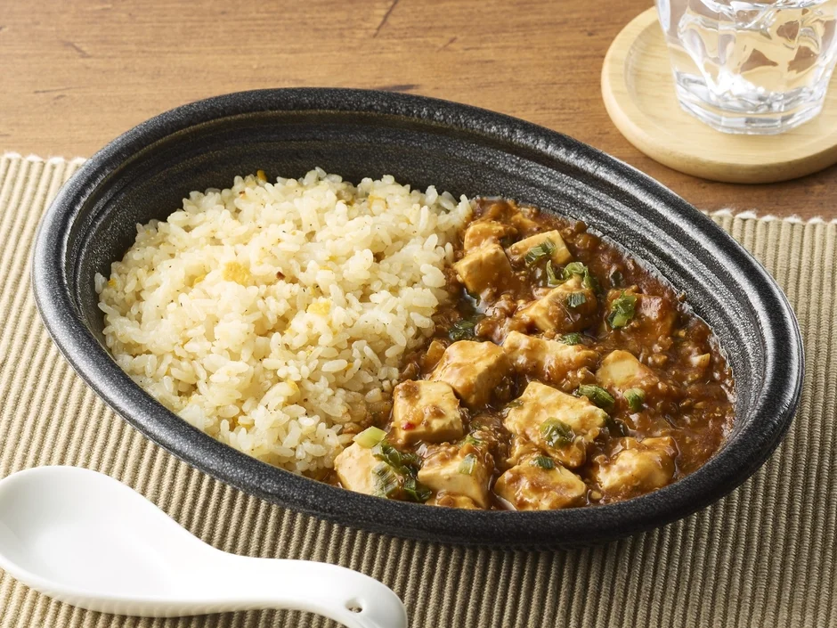 炒飯と麻婆豆腐がセットになった弁当の写真
