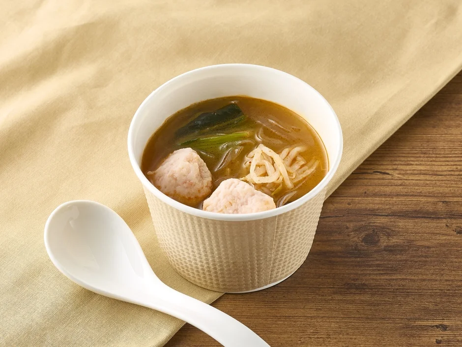 えび入り団子と青梗菜が入った麻辣湯の写真