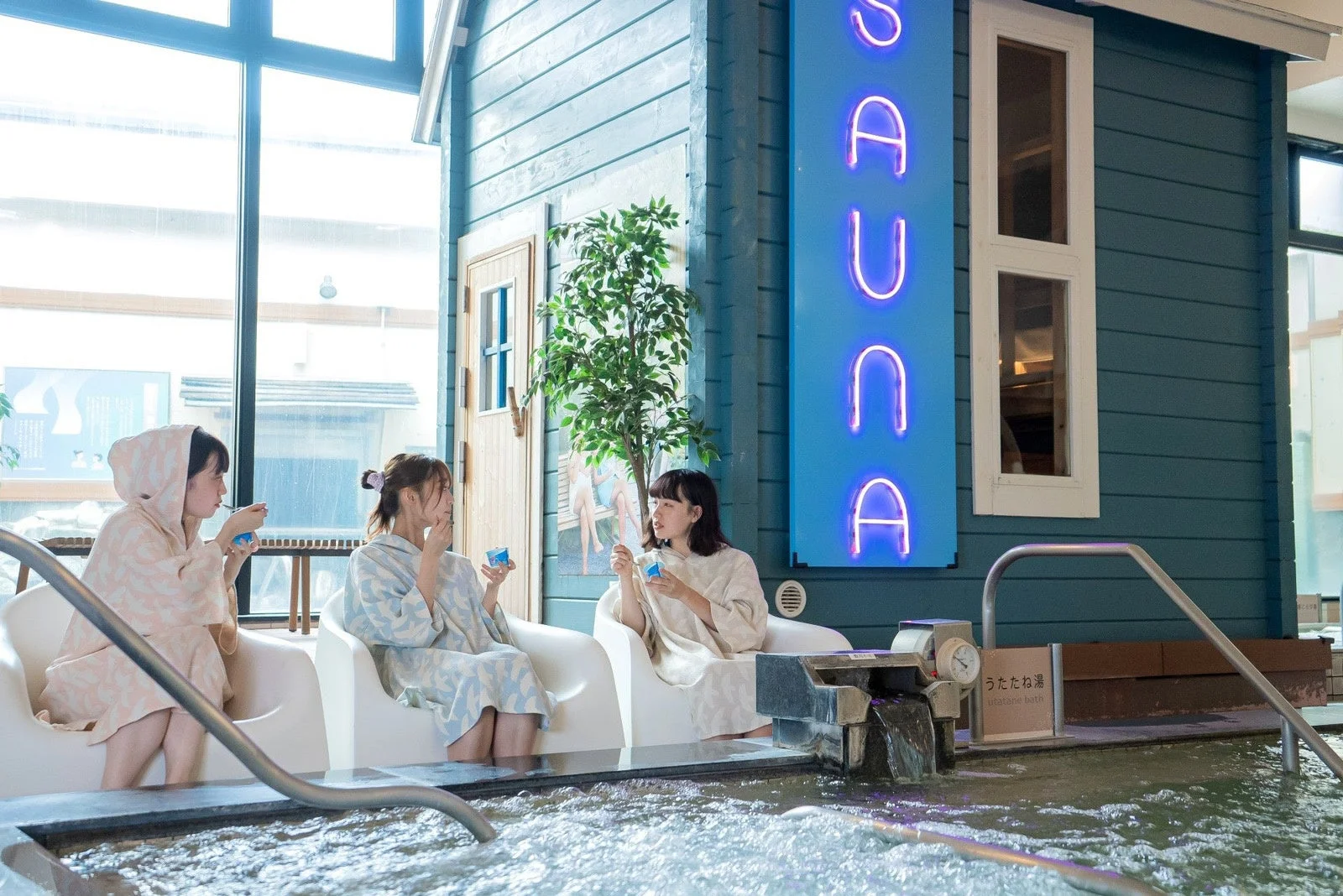 おふろcafe utataneの浴槽でくつろぐ女性たち