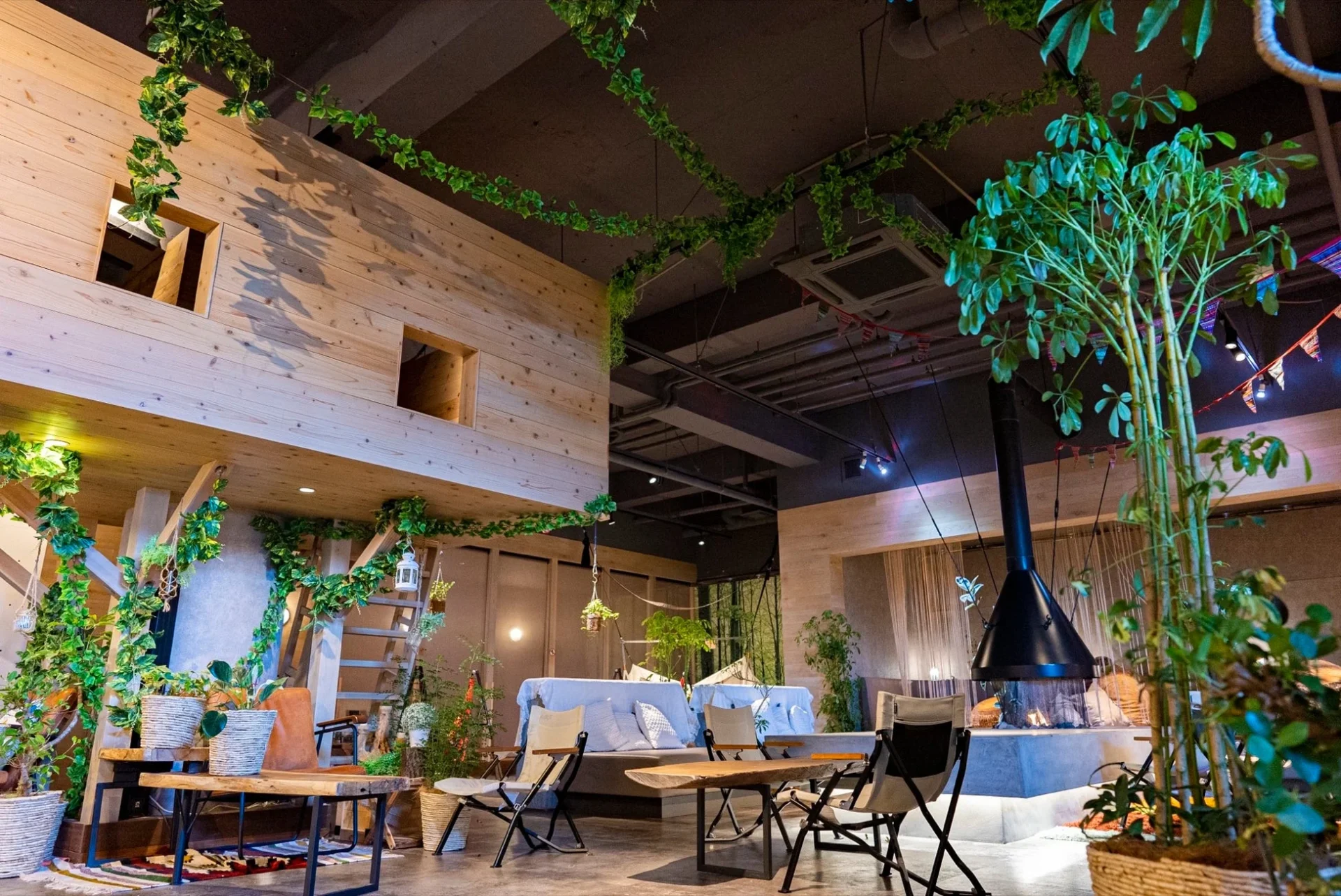 おふろcafe ハレニワの湯の緑豊かな館内ラウンジ