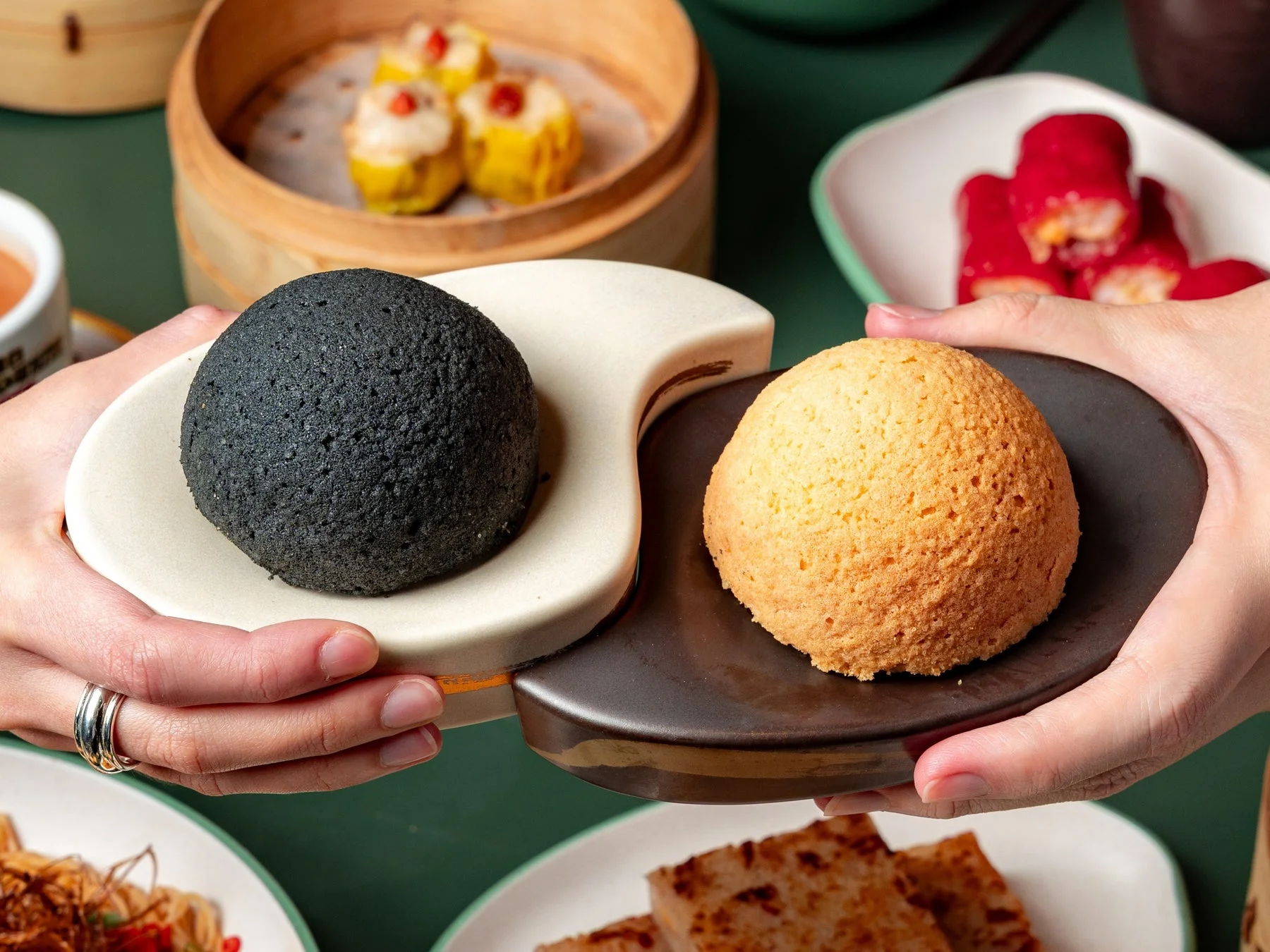 黒トリュフチキンバオとベイクドチャーシューバオのツインズプレート