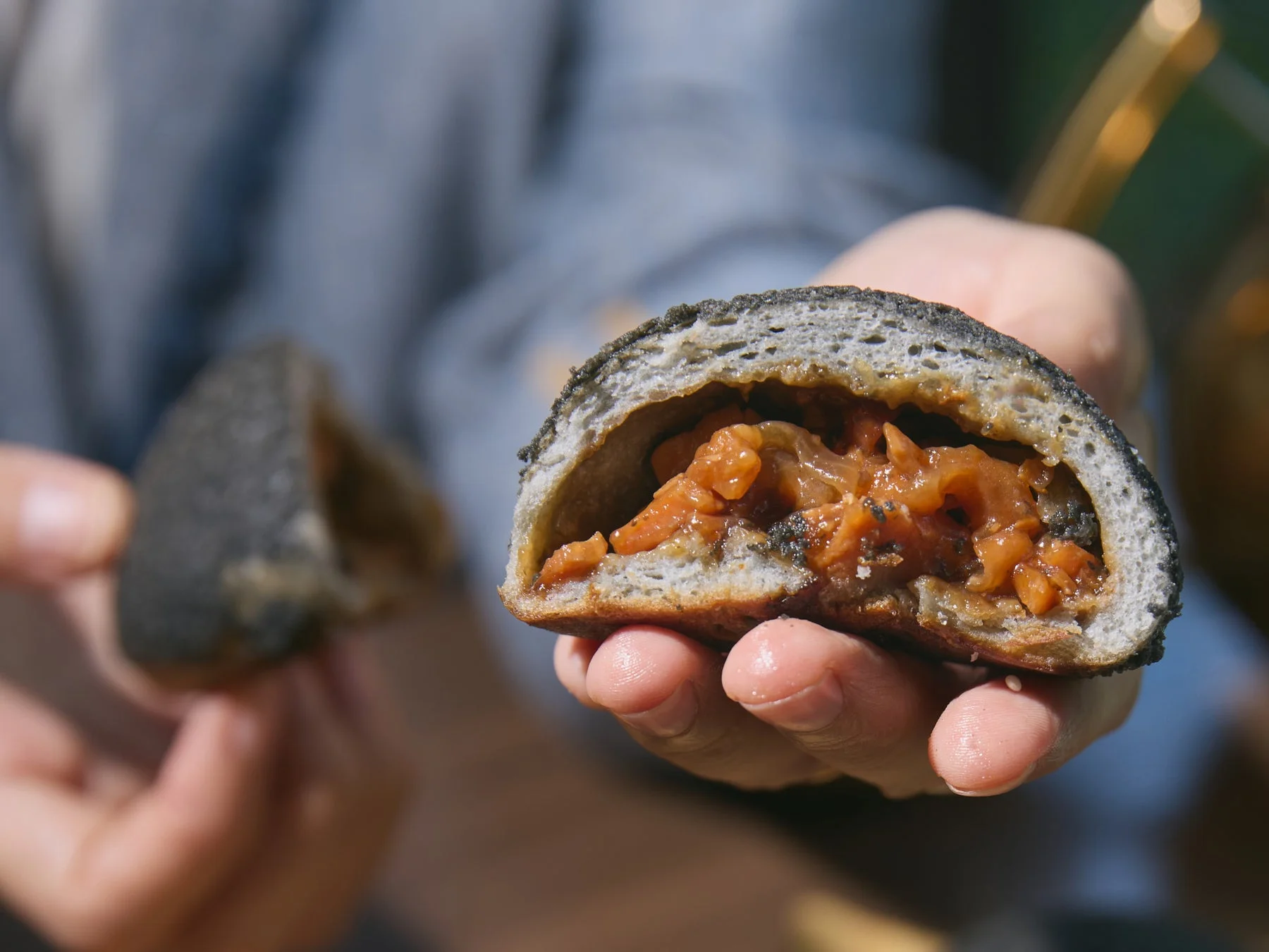 黒トリュフチキンバオの断面